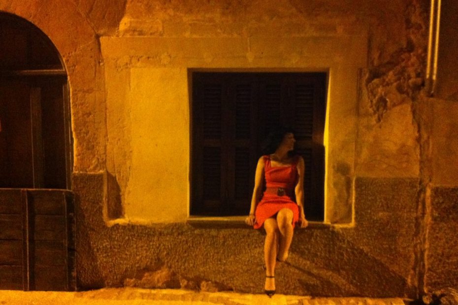 Roser Amills Asseguda A La Finestra De La Casa Familiar A Algaida