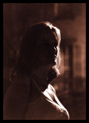 Retrato en sepia de una mujer de perfil, a contraluz