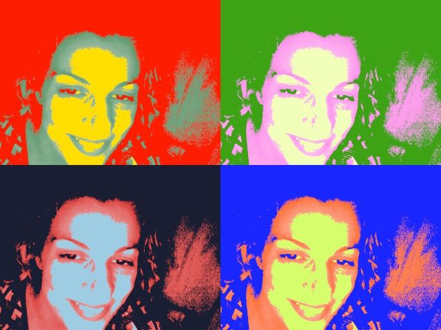 Autorretrato de Roser Amills sonriendo, repetido en cuatro versiones de colores al estilo pop art