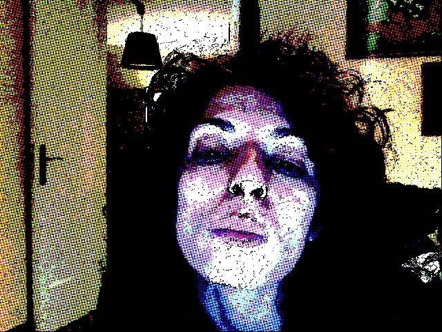 Autorretrato de Roser Amills con efecto de trama de puntos en tonos violeta y amarillo
