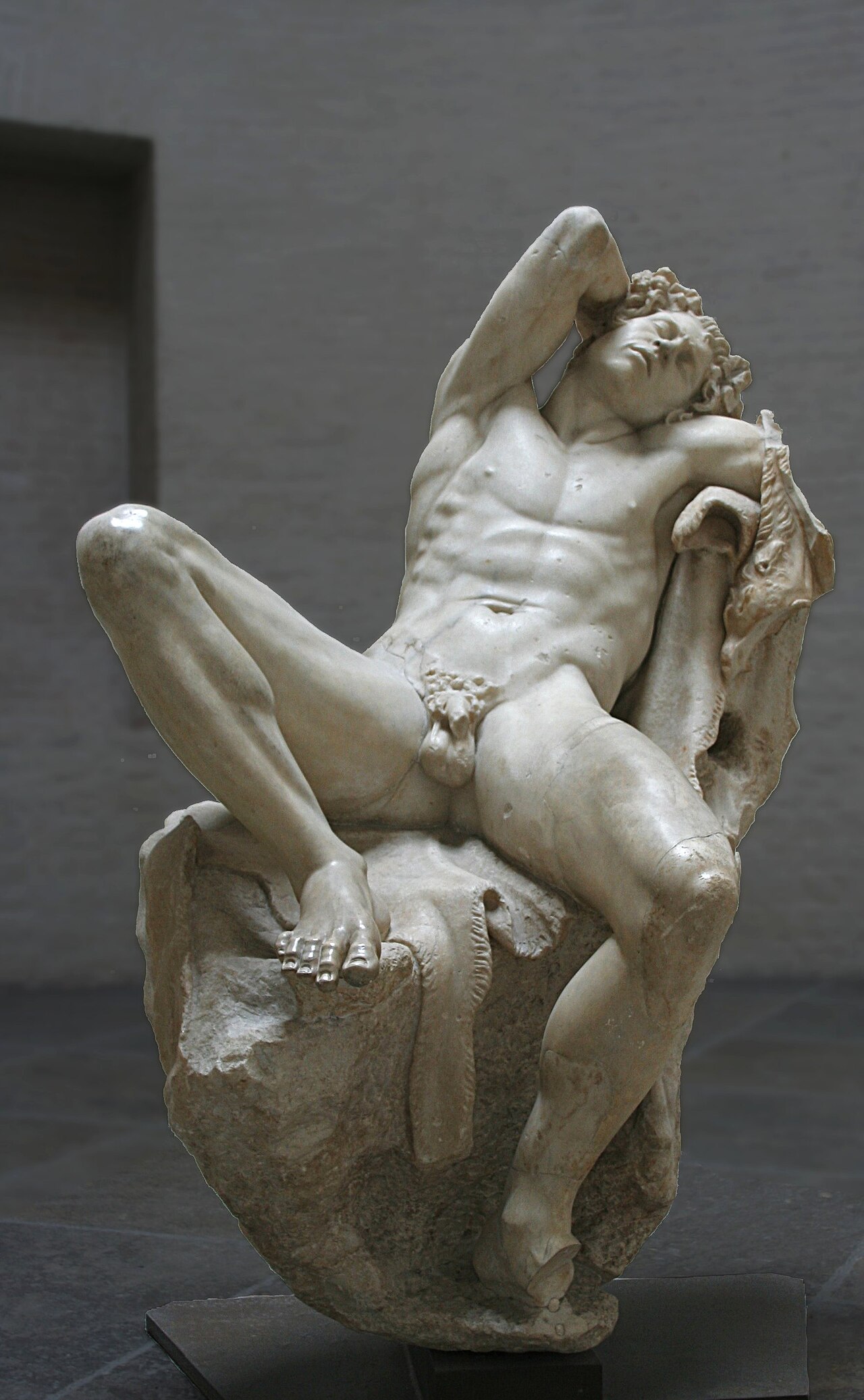 Fauno Barberini: sátiro dormido, copia en mármol de un original helenístico, en la Glyptothek de Múnich
