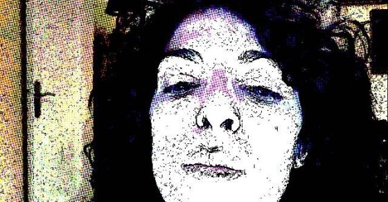 Autorretrato de Roser Amills con efecto de trama de puntos, mirando de frente con los labios cerrados