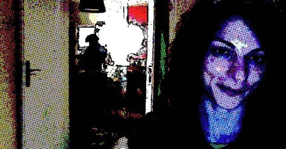 Autorretrato de Roser Amills con efecto de trama de puntos en colores, ante una puerta