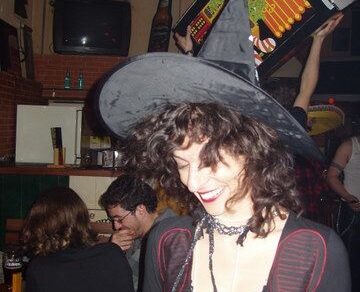 Roser Amills disfrazada de bruja, con sombrero negro, en una fiesta de octubre de 2008