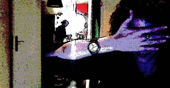 Autorretrato posterizado en el que Roser Amills se oculta la cara con el brazo