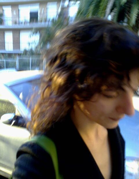 Roser Amills caminando por la calle, 15 de noviembre de 2008