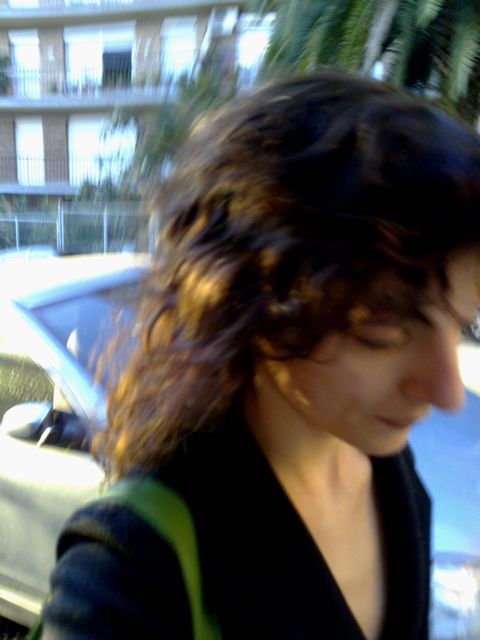 Roser Amills caminando por la calle, 15 de noviembre de 2008