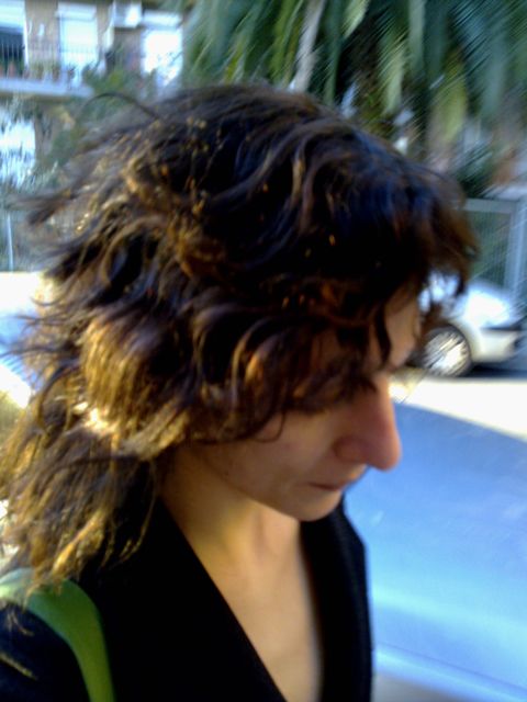 Roser Amills caminando por la calle, 15 de noviembre de 2008