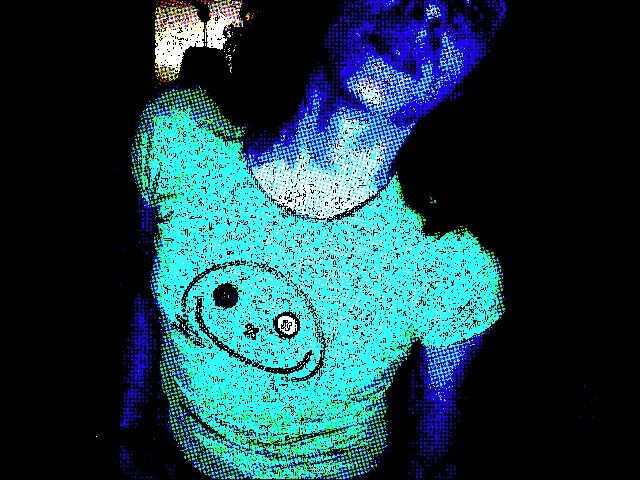 Roser Amills bailando con una camiseta de smiley, con efecto de color azul y verde
