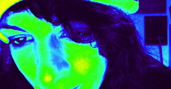 Autorretrato de Roser Amills con boina, con efecto de color en verde y azul