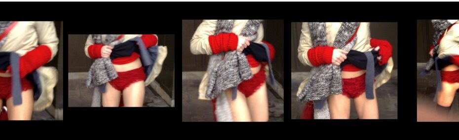 Secuencia de cinco fotografías de una mujer que se levanta el abrigo y deja ver unas bragas rojas, al aire libre