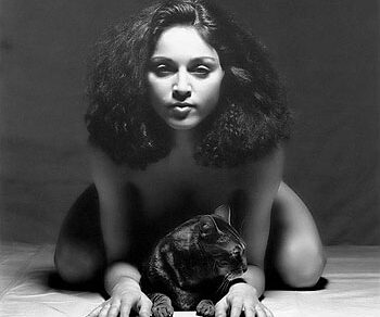 Madonna, a los 21 años, posa desnuda de rodillas con un gato, en una fotografía en blanco y negro
