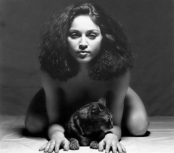 Madonna, a los 21 años, posa desnuda de rodillas con un gato, en una fotografía en blanco y negro