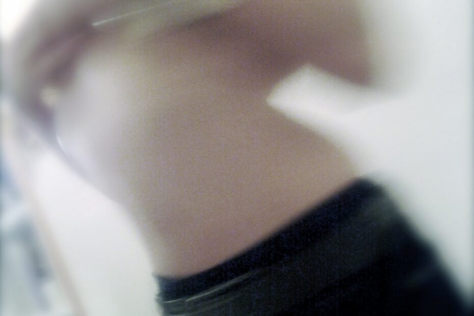 Fotografía movida del torso de una mujer a la cintura de unos pantalones negros nuevos
