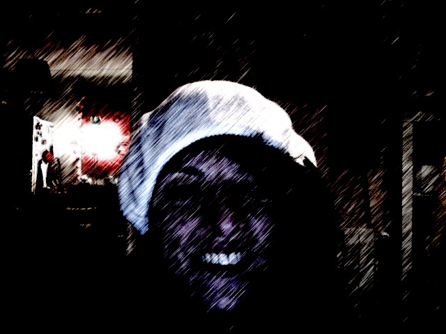 Autorretrato de Roser Amills con gorro blanco, sonriendo ante la cámara, con efecto de rayas