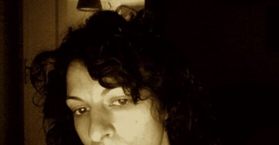 Retrato en sepia de Roser Amills con el pelo rizado, mirando de lado
