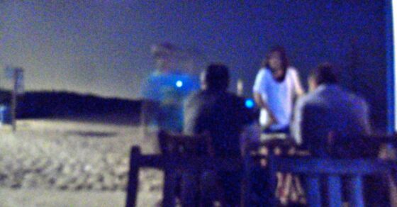 Escenario improvisado junto a la playa del Prat durante el recital, con el público sentado