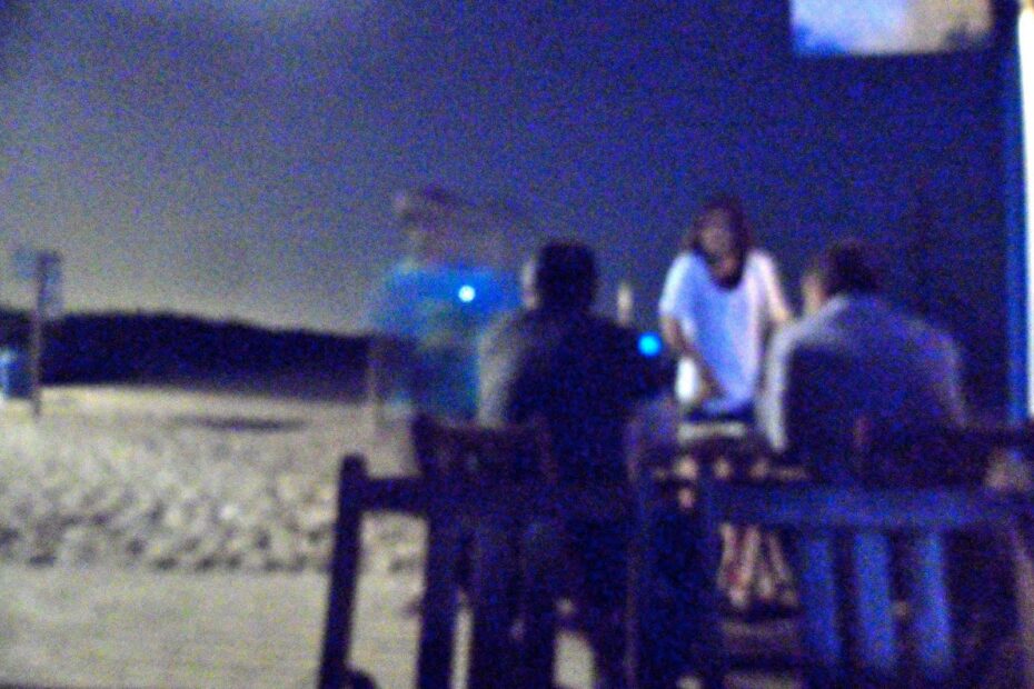 Escenario improvisado junto a la playa del Prat durante el recital, con el público sentado