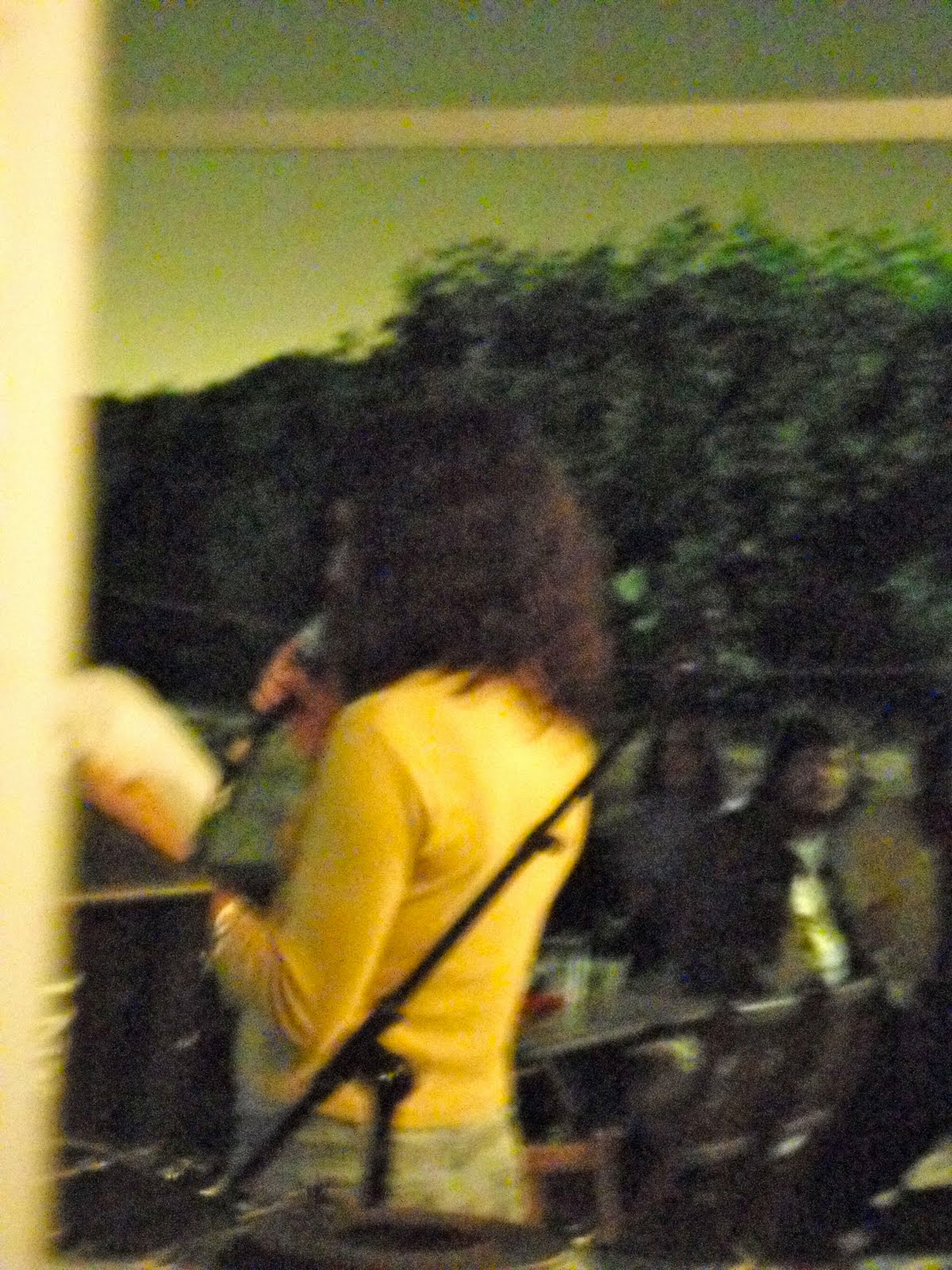 Roser Amills con jersey amarillo leyendo al micrófono