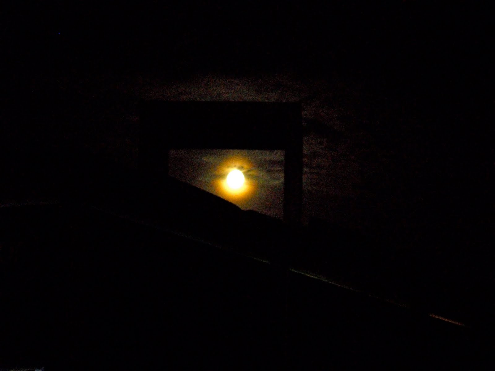 La luna sobre la playa del Prat, vista desde el xiringuito