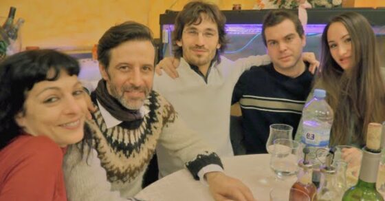 Roser Amills i quatre persones més, somrients al voltant d'una taula