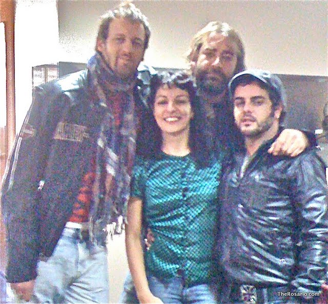 Roser Amills, amb jersei verd, entre Edu Soto i dos homes més, abraçats i somrients