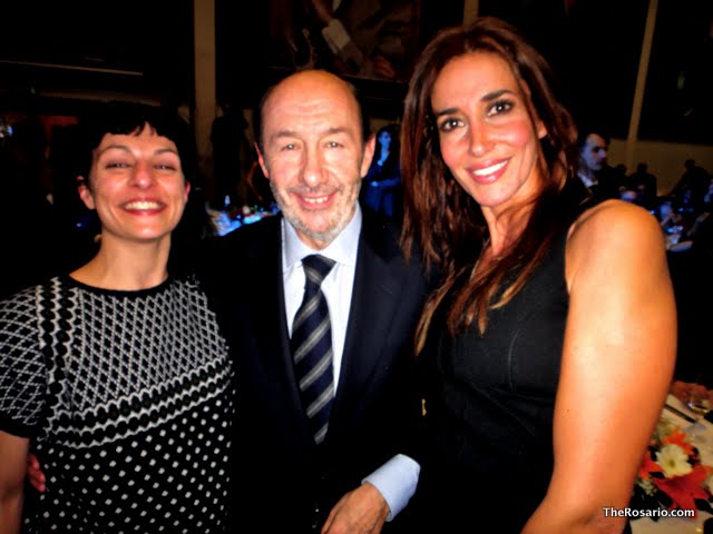 Roser Amills, Alfredo Pérez Rubalcaba i una dona somrient, posant en un acte