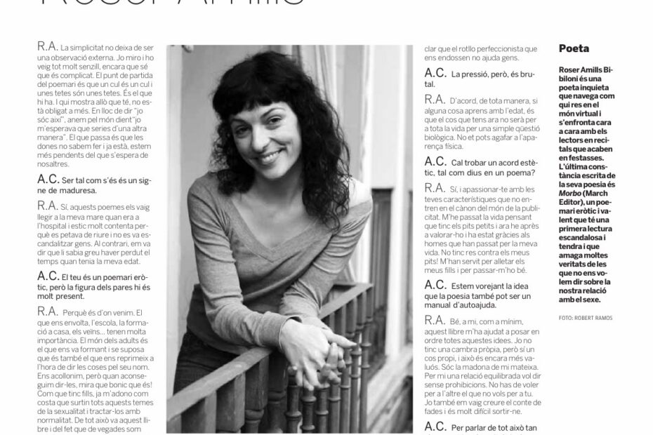 Pàgina 5 del suplement Cultura d'Avui del 23 de desembre de 2010: «Un tros de conversa amb Ada Castells», amb l'entrevista a Roser Amills i el seu retrat en blanc i negre, somrient i recolzada en una barana de fusta