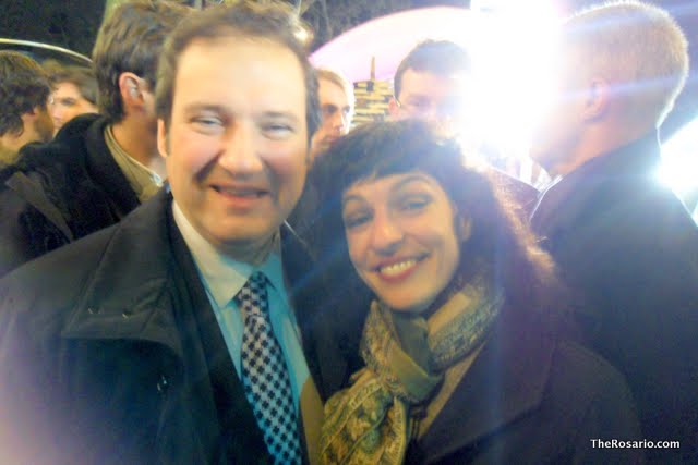 Jordi Hereu, con abrigo oscuro, y Roser Amills, con bufanda, sonrientes de noche en la calle
