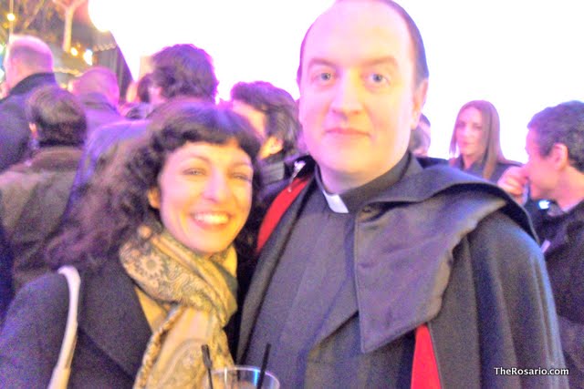 Roser Amills, amb bufanda groga, al costat del Padre Apeles, vestit de sotana, en una nit al carrer