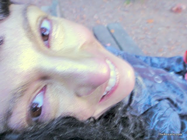 Primer pla d'una cara somrient fotografiada de costat, amb els cabells foscos