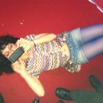 roser amills tumbada en el suelo shorts