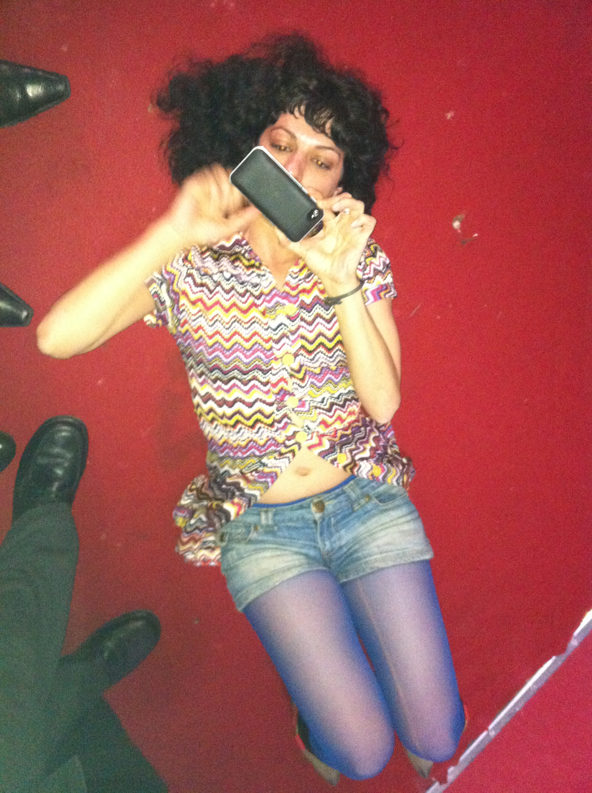 roser amills tumbada en el suelo shorts