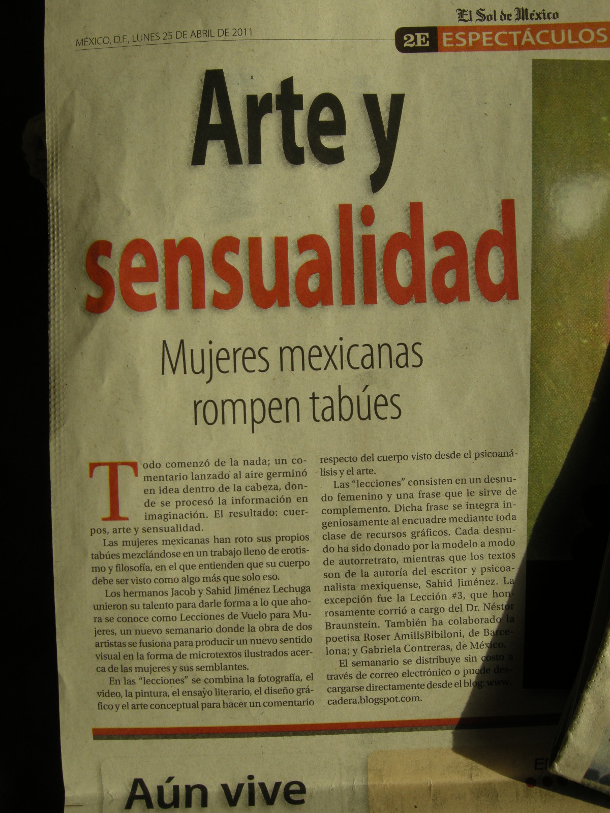 Página de El Sol de México del 25 de abril de 2011, sección Espectáculos, con el artículo «Arte y sensualidad. Mujeres mexicanas rompen tabúes»