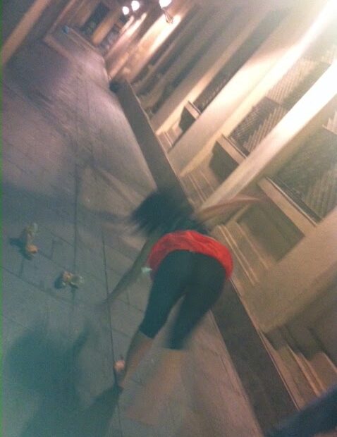 Una dona fent una rodolada pel carrer, de nit, en una foto moguda