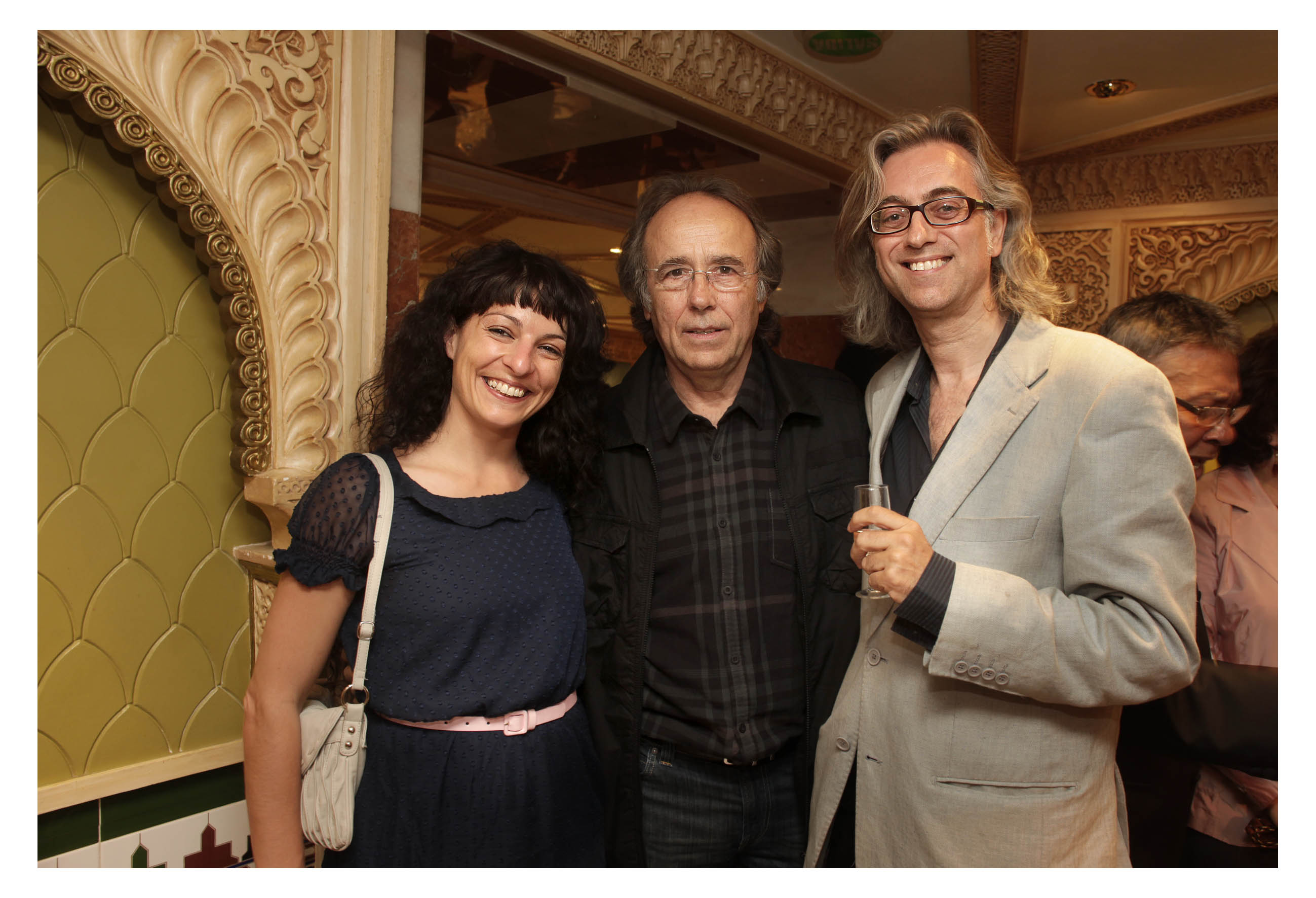 Roser Amills y Victor Amela con Serrat