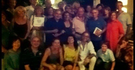 Foto de grupo con Roser Amills y Víctor Amela en la presentación de Paraules d’amor en Cadaqués