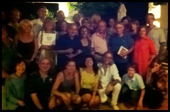 Foto de grupo con Roser Amills y Víctor Amela en la presentación de Paraules d’amor en Cadaqués