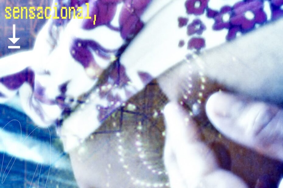 Fotografía retocada en tonos azules y violetas con el texto «Ella era perfecta, bondadosa, sensacional, graciosa, despampanante… hasta que se miraba al espejo», de Lecciones de vuelo, de Jacob Jiménez Lechuga