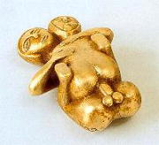 Petita figura d'or de dues persones entrellaçades, vista des de dalt