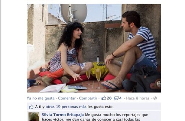 Captura de Facebook: Roser Amills y Víctor Fernández Clares sentados en una azotea durante la entrevista