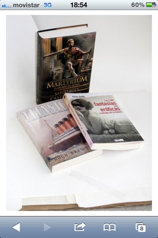 Foto d'Interviú amb Las 1.001 fantasías más eróticas y salvajes de la historia, de Roser Amills, al costat de Martyrium i d'un llibre sobre el Titanic