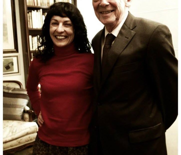 Roser Amills y el filólogo Alberto Blecua ante una biblioteca