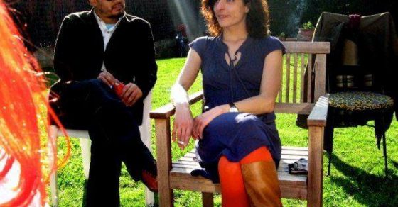 Roser Amills y Jaime Rodríguez Z., con sombrero y gafas oscuras, sentados en un jardín