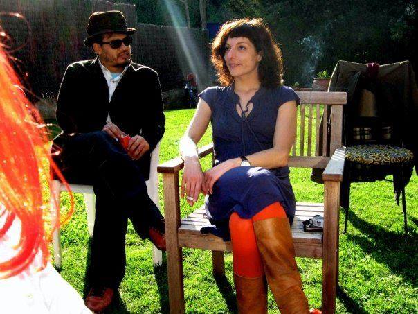 Roser Amills y Jaime Rodríguez Z., con sombrero y gafas oscuras, sentados en un jardín