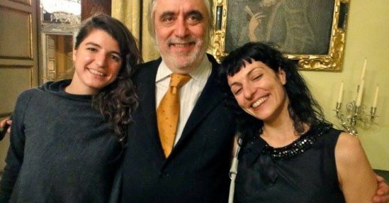 Jaime Rosal, con corbata dorada, entre Roser Amills y una joven en un salón con cuadros antiguos