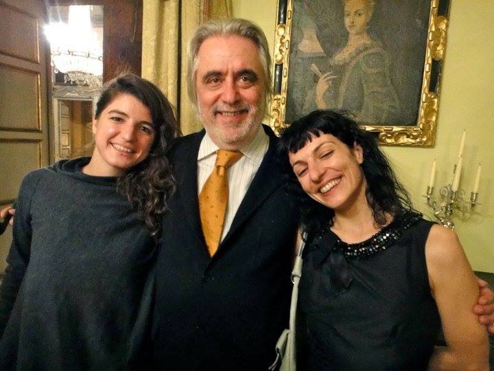 Jaime Rosal, con corbata dorada, entre Roser Amills y una joven en un salón con cuadros antiguos