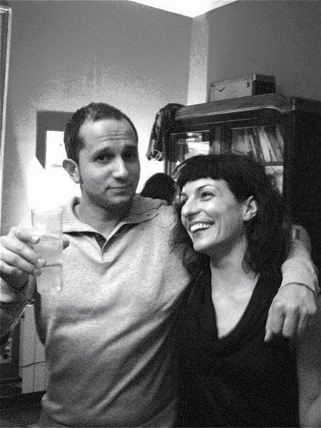 Roser Amills y Jorge Carrión, abrazados y sonrientes, en blanco y negro