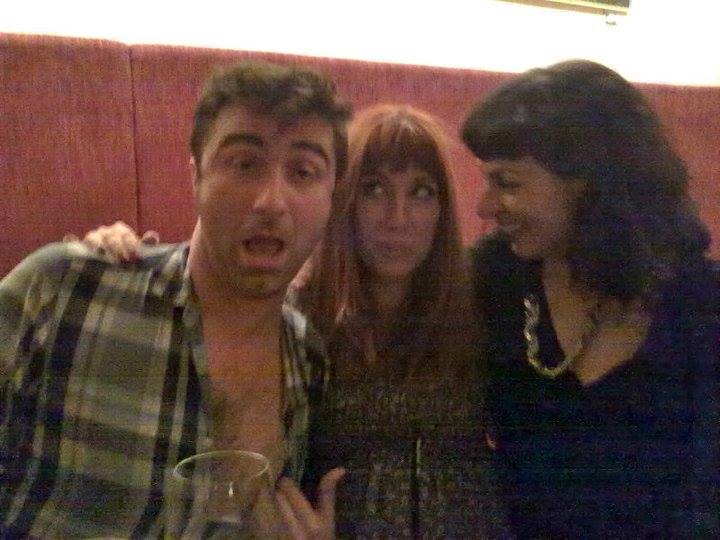 Roser Amills, Marga Durà y Manolo Vázquez sentados juntos en el Milano