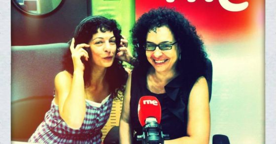 Roser Amills y Pura Salceda en el estudio de RNE Ràdio 4, con auriculares y micrófono